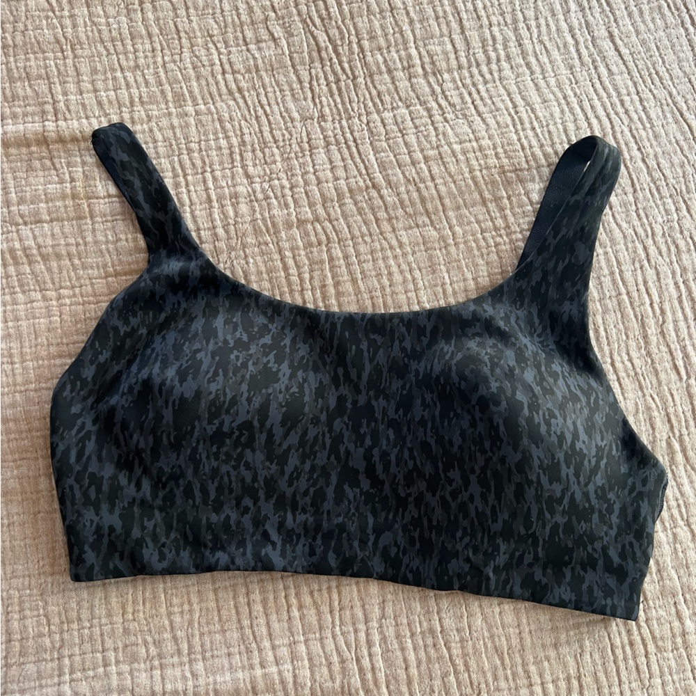 Lululemon 8 C/D in alignment straight strap bra